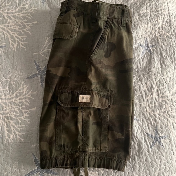Men's Cargo Camoflauge shorts. Size 38 - Picture 3 of 4